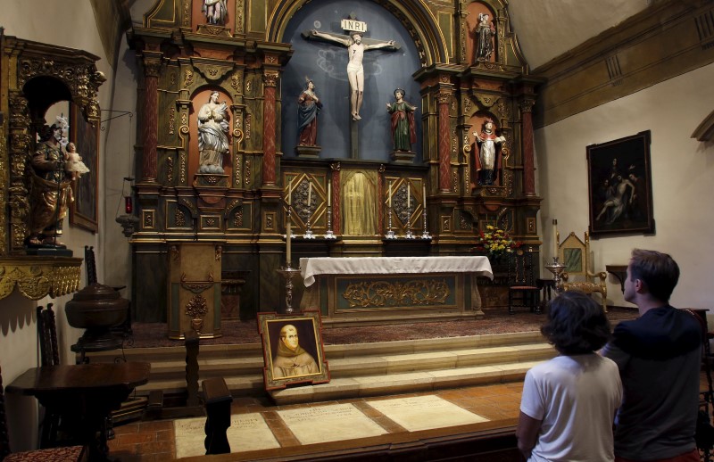 © Reuters. Visitors view the altar and Serra's resting place inside the Basilica at the Carmel Mission in Carmel