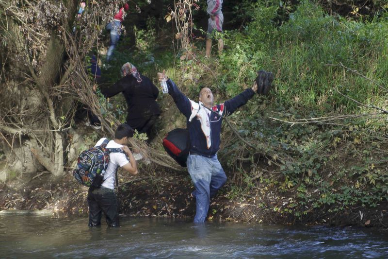 © Reuters. Croacia cierra las fronteras pero los inmigrantes continúan entrando
