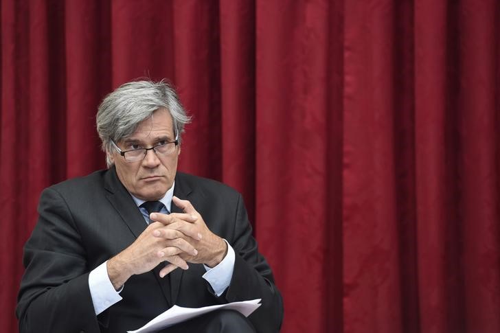 © Reuters. French Agriculture Minister Stephane Le Foll attends a press conference to unveil measures to help livestock and dairy farmers after the weekly cabinet meeting at the Elysee Palace in Paris