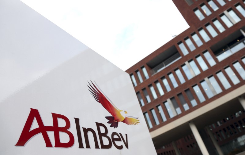 © Reuters. File photo of the Anheuser-Busch InBev logo as seen outside the brewer's headquarters in Leuven