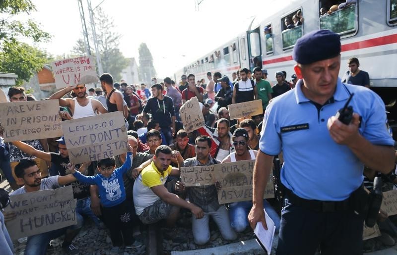 © Reuters. Imigrantes protestando na estação de Tovarnik, na Croácia