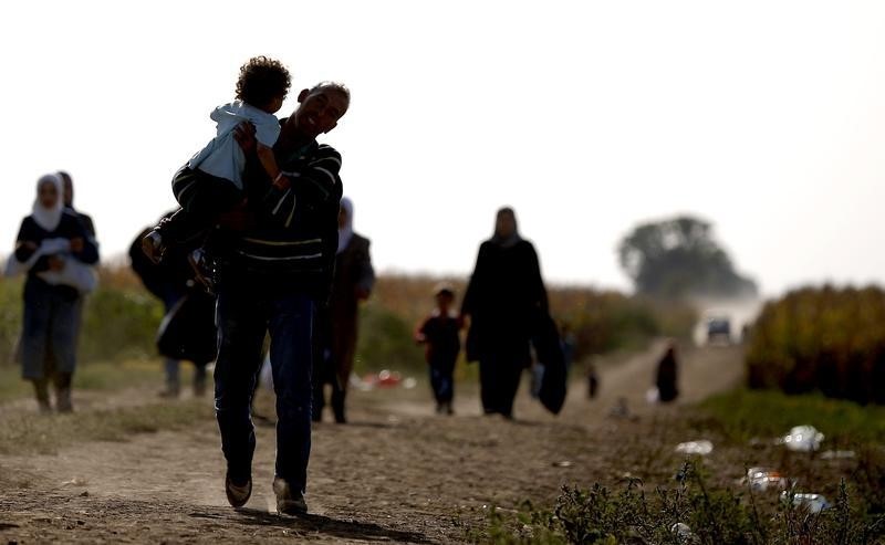 © Reuters. المهاجرون يرون فرصة أخيرة للوصول إلى أوروبا قبل شتاء يقطع الطرق