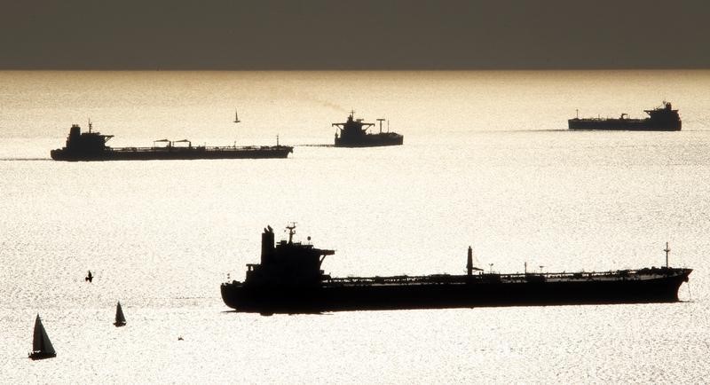 © Reuters. Нефте- и газоналивные танкеры у гавани Марселя