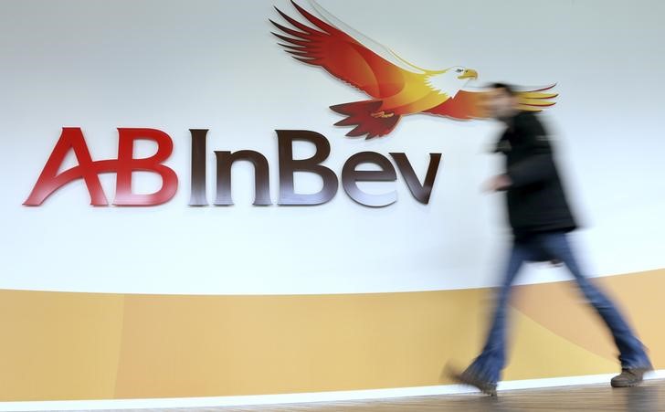 © Reuters. Logotipo da AB InBev na sede do grupo em Leuven (Bélgica).