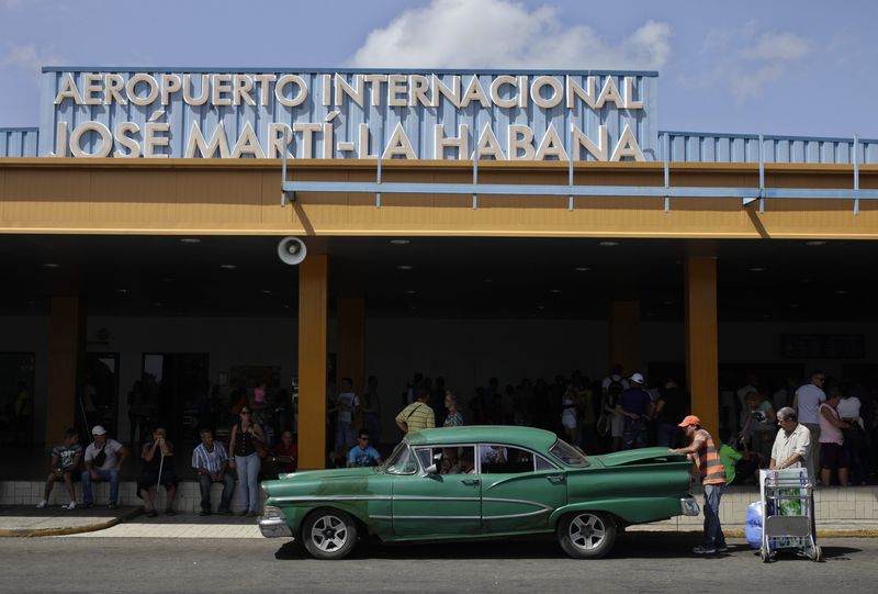 © Reuters. People load luggage from a Miami charter flight onto a car at Jose Marti International Airport in Havana