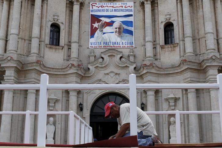 © Reuters. Operário instala carpete em um dos locais que serão usados pelo papa Francisco em Havana