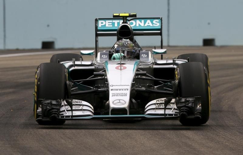 © Reuters. Rosberg domina primeros entrenamientos para el Gran Premio de Singapur 