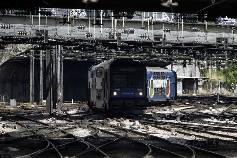 © Reuters. LA SNCF PRIÉE D'AMÉLIORER LA GESTION DU RÉSEAU APRÈS BRÉTIGNY