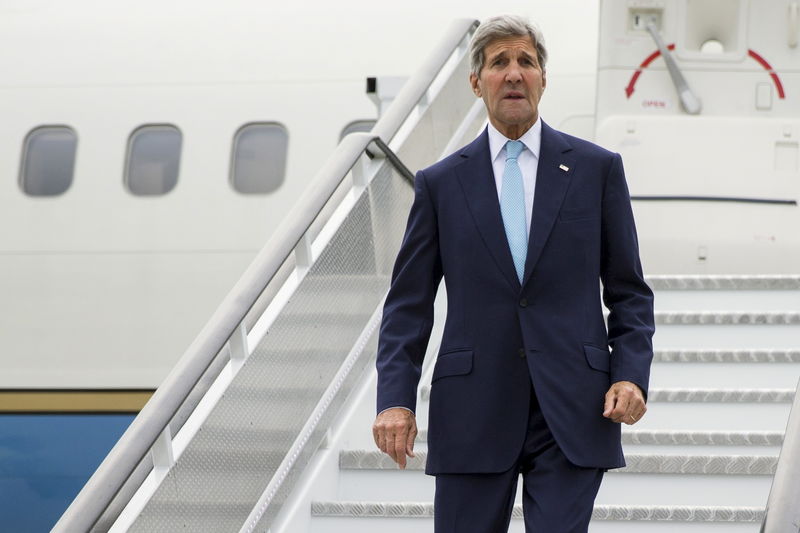 © Reuters. Secretário de Estado norte-americano, John Kerry, chega a Londres 