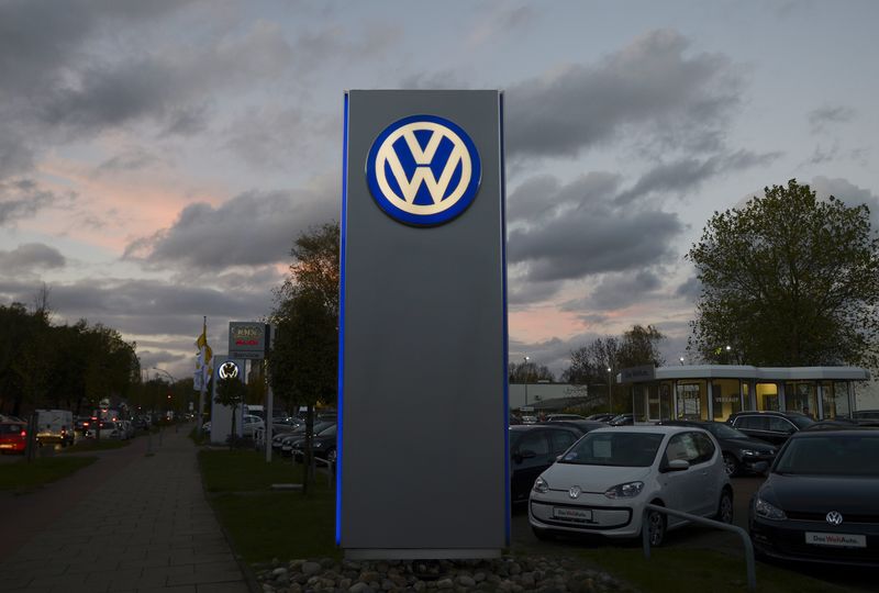© Reuters. Logo of German carmaker Volkswagen is seen at a VW dealership in Hamburg