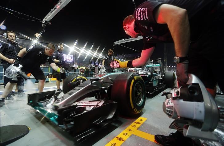 © Reuters. Lewis Hamilton no box da Mercedes durante treino livre para GP de Cingapura de F1