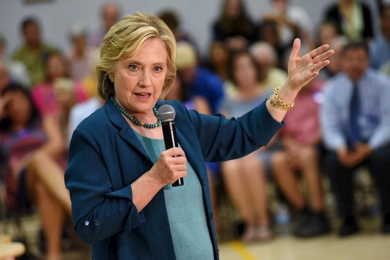 © Reuters. U.S. Democratic presidential candidate Hillary Clinton speaks at the Town Hall Meeting at The Boys and Girls Club of America campaign event in Concord