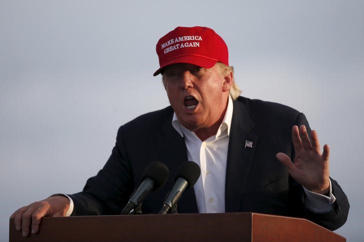 © Reuters. U.S. Republican presidential candidate Donald Trump speaks on the USS Iowa in San Pedro