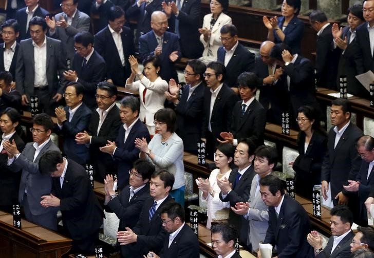 © Reuters. Parlamentares comemoram aprovação de lei no Japão 