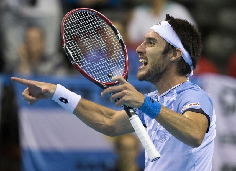 © Reuters. Tenista argentino Leonardo Mayer comemora vitória sobre belga Steve Darcis pela Copa Davis