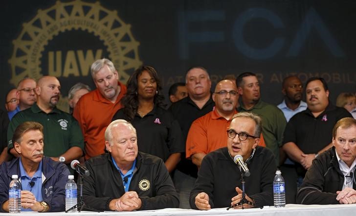 © Reuters. Fiat Chrysler Automobiles (FCA) CEO Sergio Marchionne and United Auto Workers (UAW) union President Dennis Williams announce a tentative agreement during a news conference in Detroit, Michigan