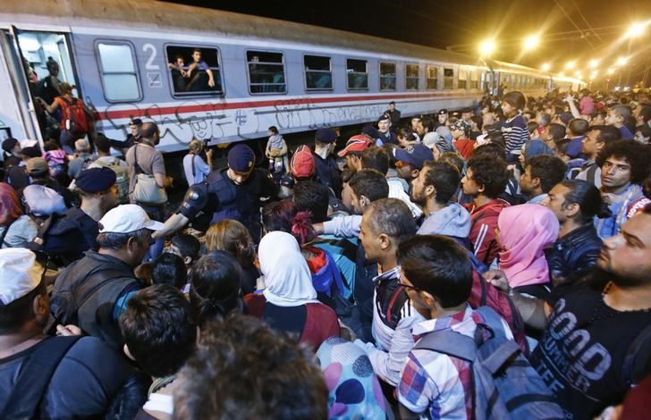 © Reuters. Imigrantes tentam entrar em trem emTovarnik, na Croácia