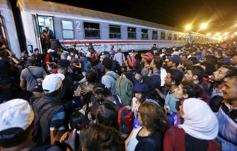 © Reuters. دخول أكثر من 4 آلاف مهاجر من كرواتيا إلى المجر والتحفظ على قطار