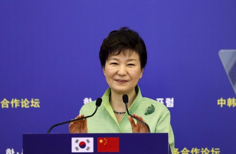 © Reuters. South Korean President Park Geun-hye speaks at the Korea-China Business Forum in Shanghai