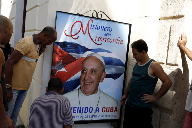 © Reuters. منشقون يتهمون كوبا بالقيام بعملية "تطهير اجتماعي" قبل زيارة البابا