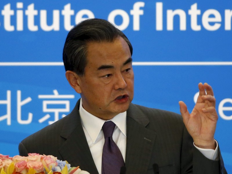 © Reuters. Chinese Foreign Minister Wang Yi delivers a speech during the international seminar commemorating the 10th anniversary of the September 19 joint statement of six-party talks at the Diaoyutai State Guesthouse in Beijing