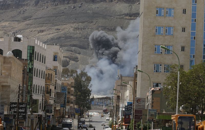 © Reuters. طائرات التحالف تقصف وزارة الداخلية اليمنية في صنعاء
