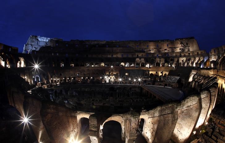 © Reuters. البكتريا تضىء كولوسيوم روما في "رسالة سلام"