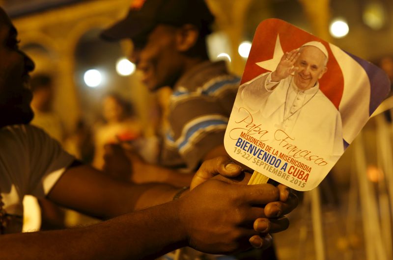 © Reuters. البابا فرنسيس يشهد انفراجة ساعد على تحققها بين كوبا وأمريكا