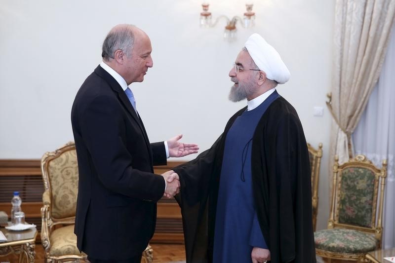 © Reuters. Iran's President Hassan Rouhani welcomes French foreign minister Laurent Fabius in Tehran 