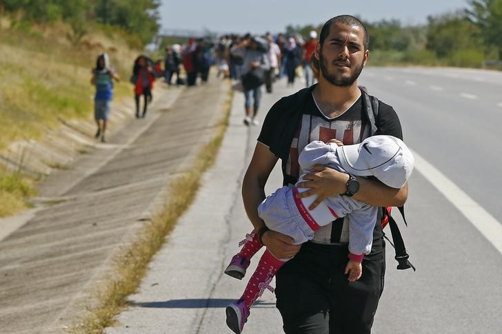 © Reuters. مقتل طفلة من المهاجرين وفقد 13 منهم قبالة جزيرة يونانية