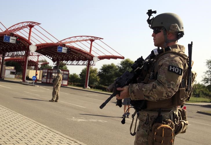© Reuters. وكالة: المجر تستدعي جنود الاحتياط للتعامل مع أزمة المهاجرين