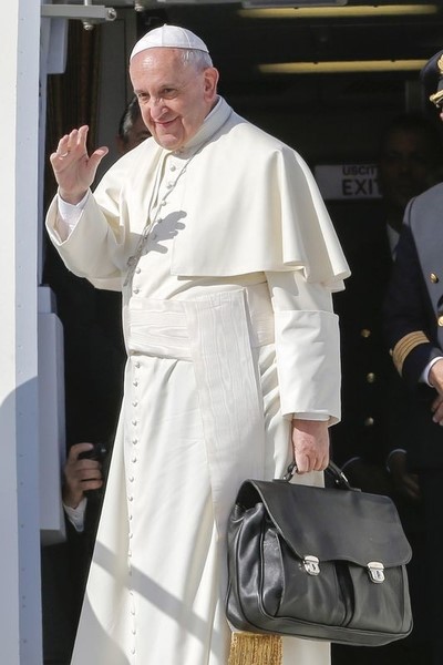 © Reuters. البابا يغادر روما في بدء جولة لكوبا وأمريكا