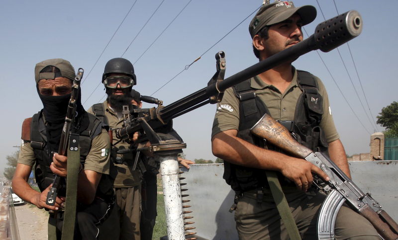 © Reuters. باكستان تقصف مخابئ لطالبان بعد هجوم على قاعدة عسكرية