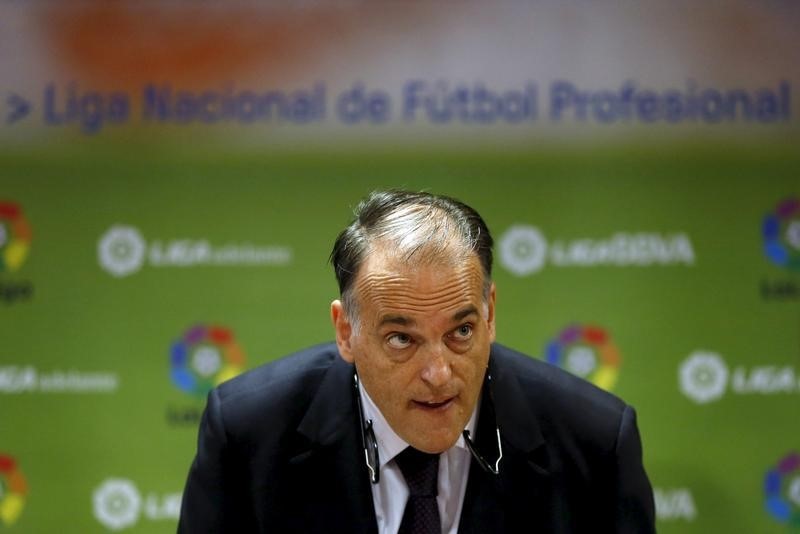 © Reuters. Los clubes de fútbol españoles reducen a la mitad su deuda con Hacienda