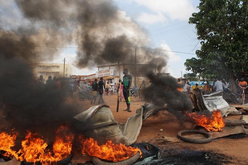 © Reuters. مصدر بمستشفى: 10 قتلى وأكثر من 100 مصاب منذ انقلاب بوركينا