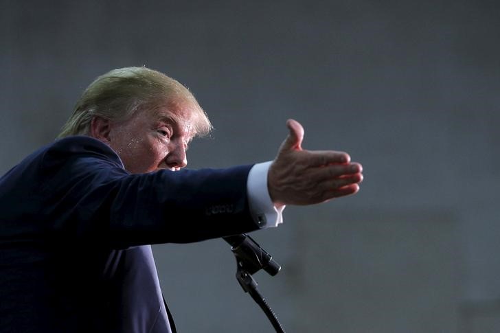 © Reuters. U.S. Republican presidential candidate Donald Trump answers questions from the audience at a campaign town hall meeting in Rochester