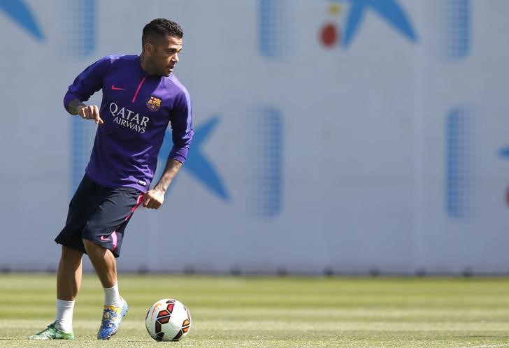 © Reuters. Alves podría volver ante el Levante; Luis Enrique pone confianza en jóvenes