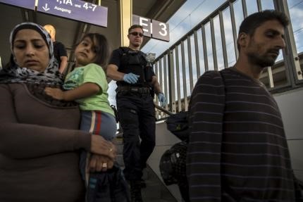 © Reuters. بعد رحلة لجوء مضنية.. أسرة سورية تلقى استقبالا فظا في ألمانيا