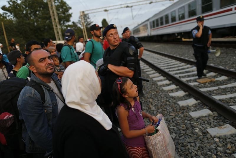 © Reuters. اتهامات متبادلة بين دول شرق أوروبا والمهاجرون يواصلون التدفق عبر الحدود