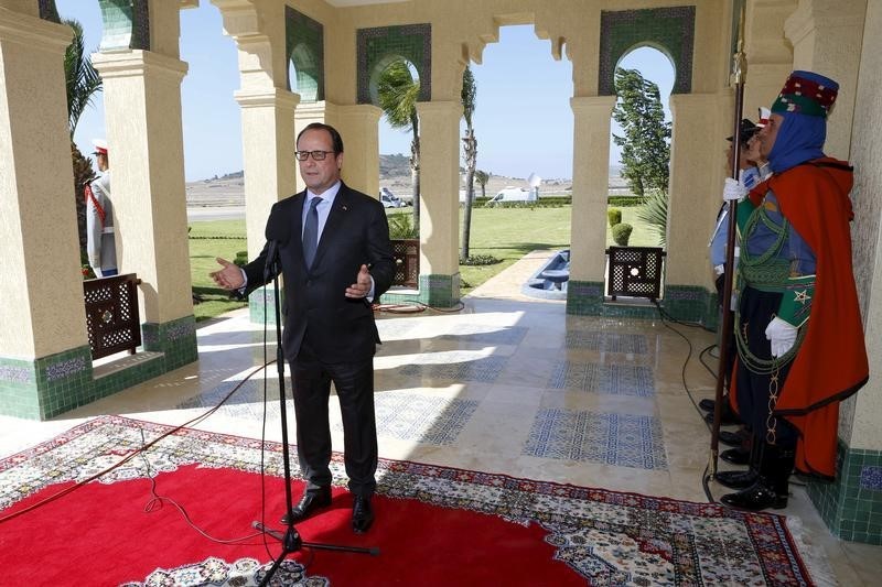 © Reuters. الرئيس الفرنسي يصل إلى طنجة في زيارة صداقة للمغرب