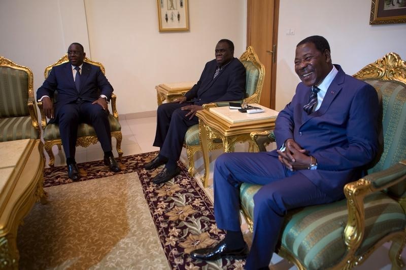© Reuters. رئيس السنغال يعقد جولة مباحثات أخيرة لإنهاء الانقلاب في بوركينا فاسو