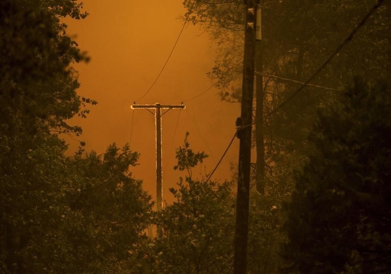 © Reuters. فرق الإطفاء تحاصر حريقين كبيرين في غابات كاليفورنيا