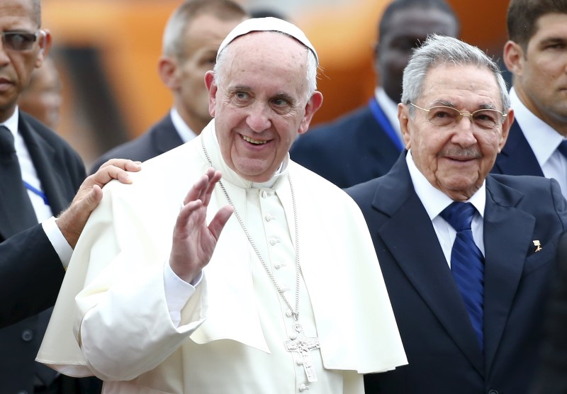 © Reuters. البابا يقول إنه تأثر بلقاء عائلة من اللاجئين السوريين في الفاتيكان