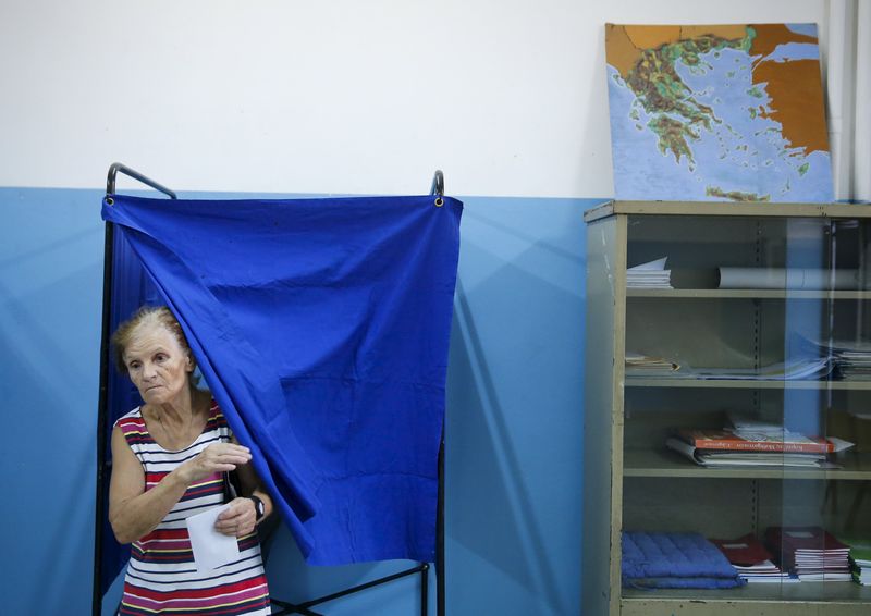 © Reuters. اليونانيون يصوتون بشأن ماإذا كان يعطون اليساريين فرصة أخرى