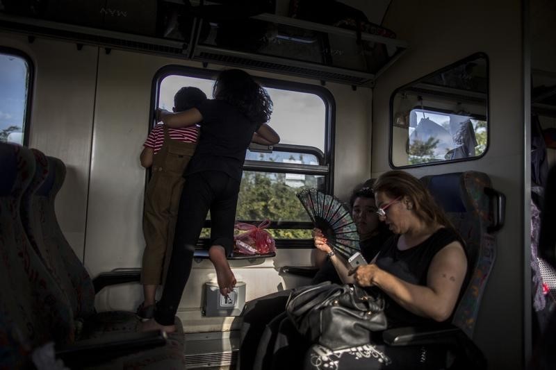 © Reuters. رحلة مع اللاجئين: من المجر إلى فيينا .. إرهاق ثم حسن استقبال