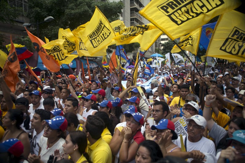 © Reuters. Opositores venezolanos salen a la calle en protesta por sentencia contra Leopoldo López