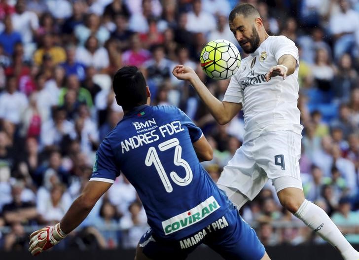 © Reuters. El Real Madrid vence con lo justo al Granada y se coloca líder en la Liga