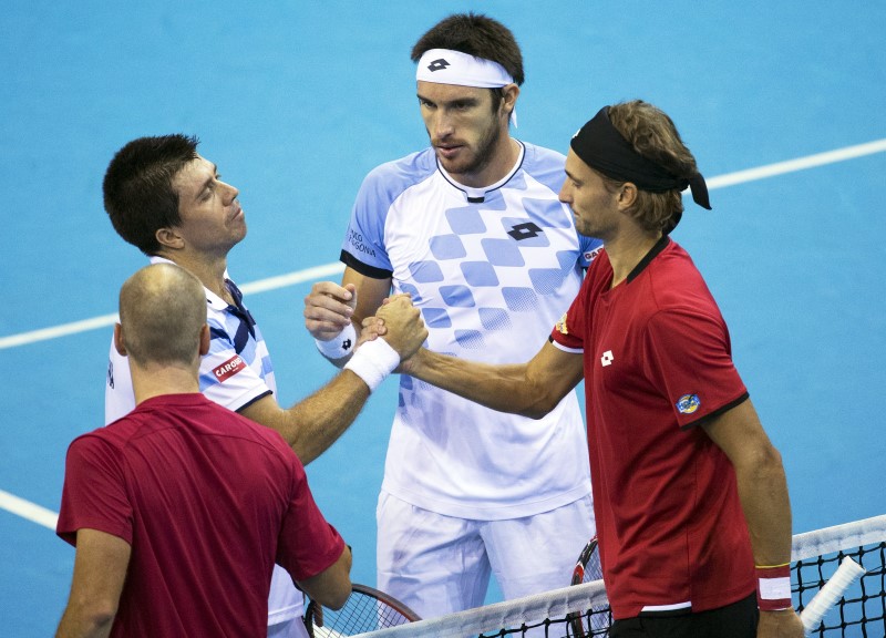 © Reuters. Leonardo Mayer y Carlos Berlocq de Argentina celebran después de ganar el partido de dobles en la semifinal de la Copa Davis en Bruselas