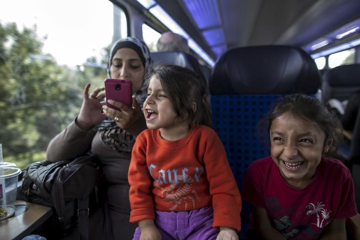 © Reuters. رحلة مع اللاجئين: أخيرا إلتئام الشمل .. بعيدا عن الوطن