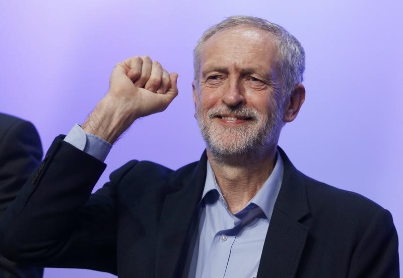 © Reuters. The new leader of Britain's opposition Labour Party Jeremy Corbyn gestures as he aknowledges applause after addressing the Trade Union Congress (TUC) in Brighton in southern England